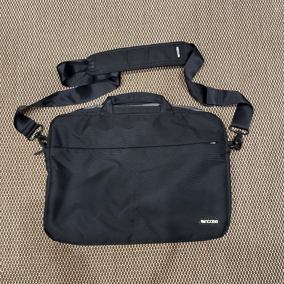INCASE LAPTOP COMPUTER CROSSBODY BAG CASE WITH CARRYING STRAP - Picture 1 of 5